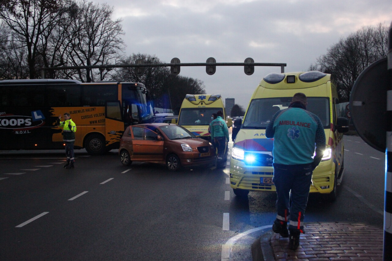 Automobilist in botsing met ambulance op kruising in Assen