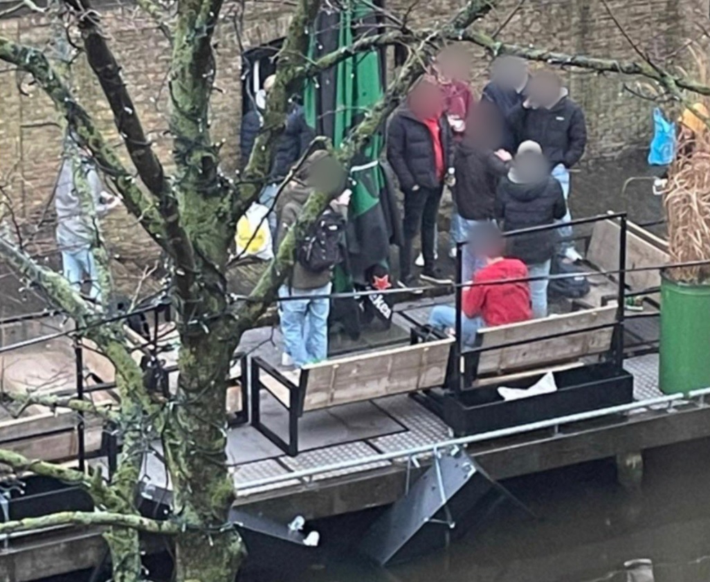 Jongeren gooien deel terras in Leeuwarder gracht: Geen zin in een strafblad? Neem je verantwoording!