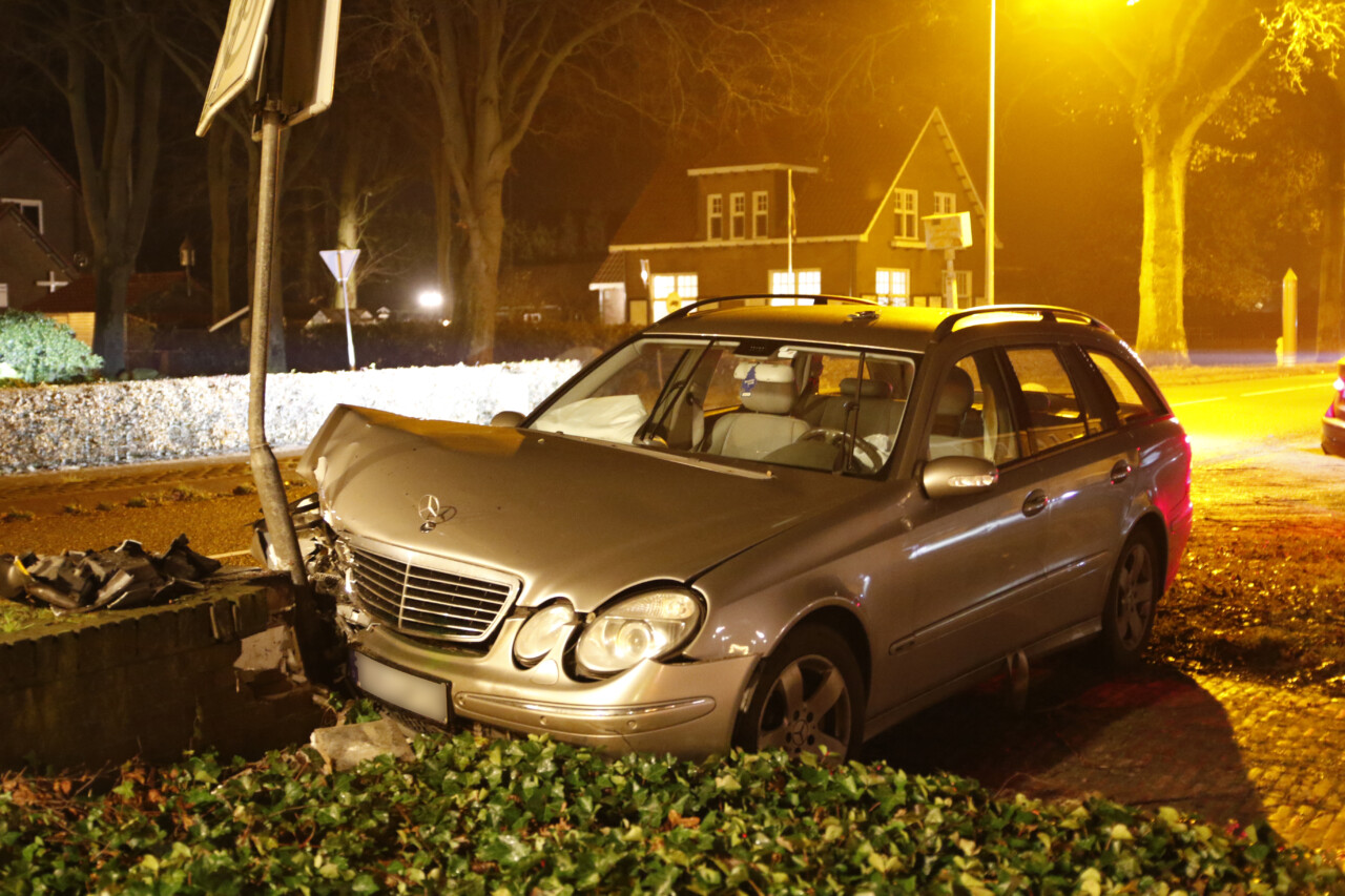 Automobilist rijdt tegen muurtje aan in Nieuw-Schoonebeek