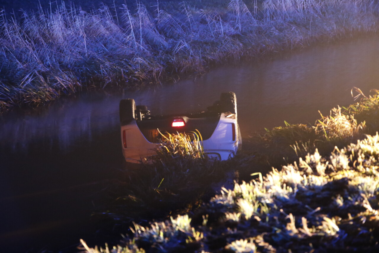 Automobilist belandt over de kop in de sloot bij Emmer-Compascuum