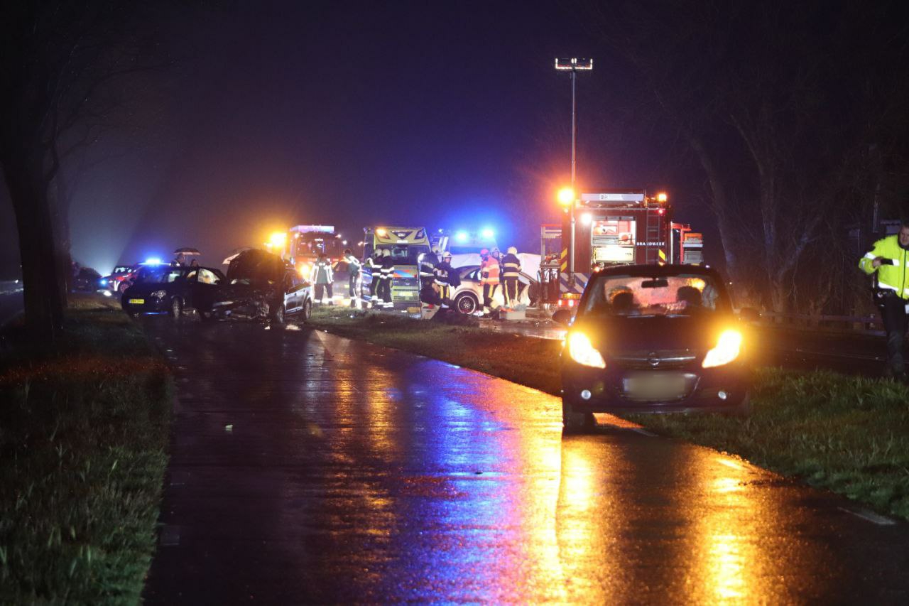 Persoon bekneld bij ongeval met vijf auto’s op de N354 bij Dearsum