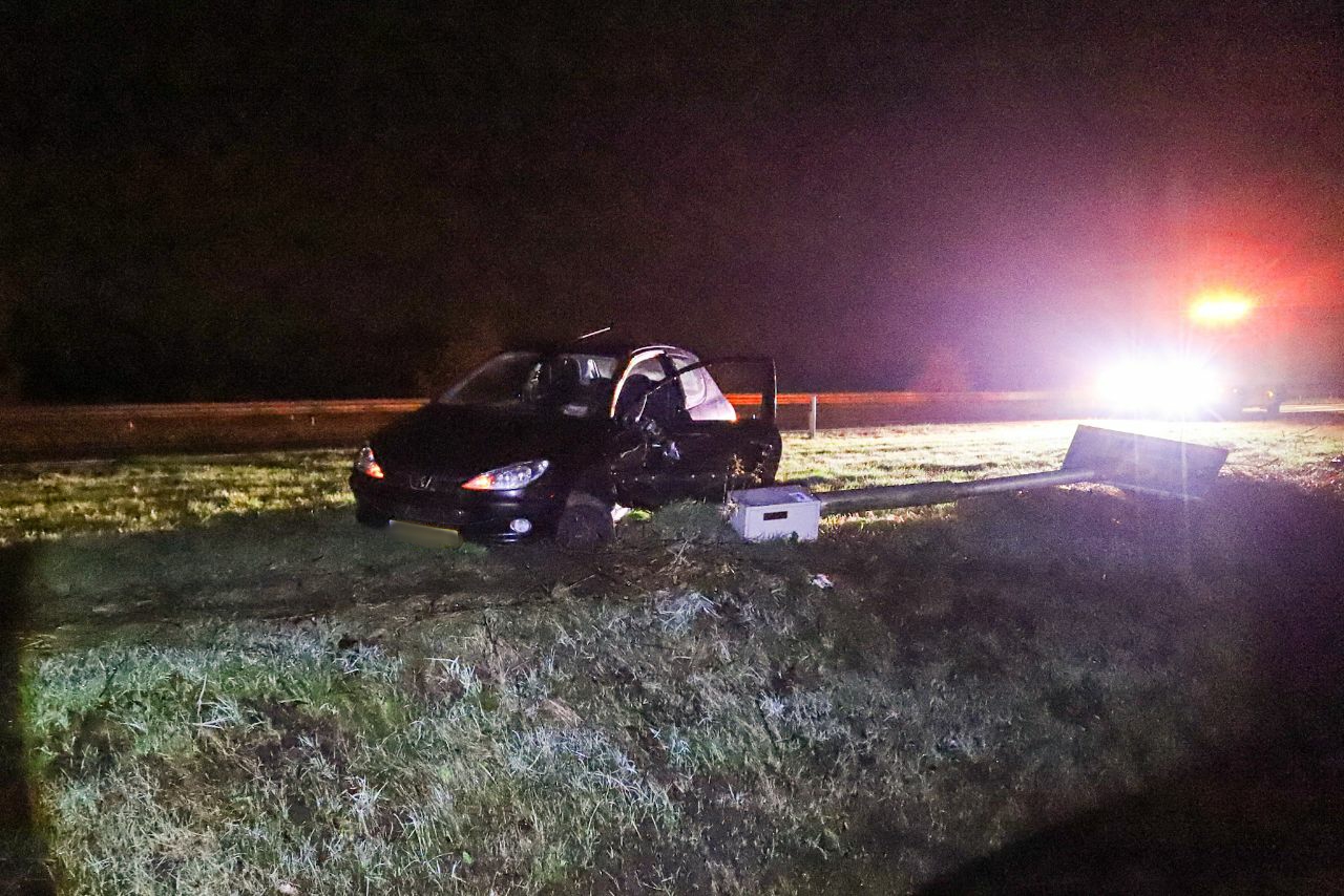 Bestuurder raakt van de weg en komt tot stilstand tegen verkeersteller op de N31 bij Drachten