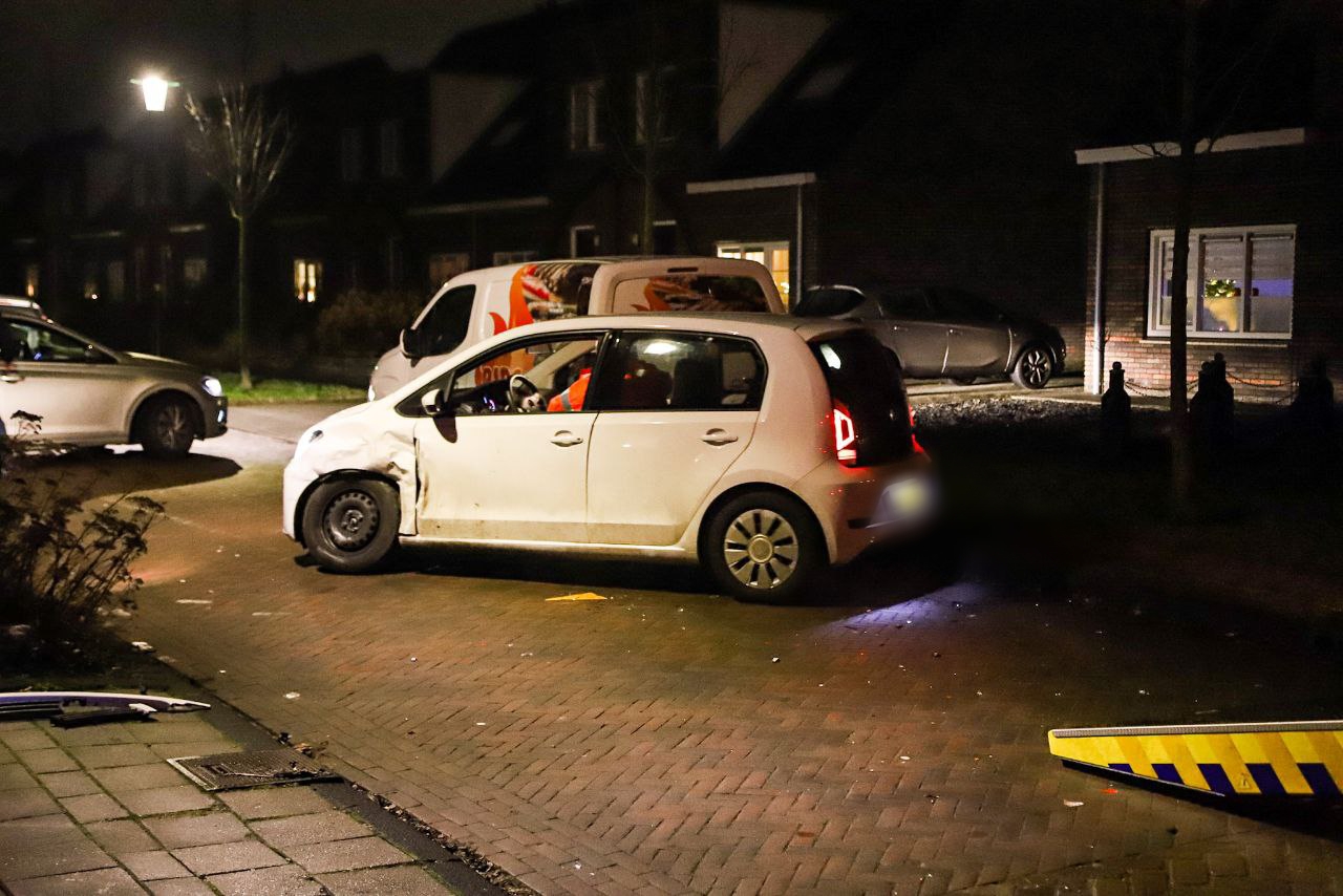 Automobilist rijdt door na botsing in Drachten