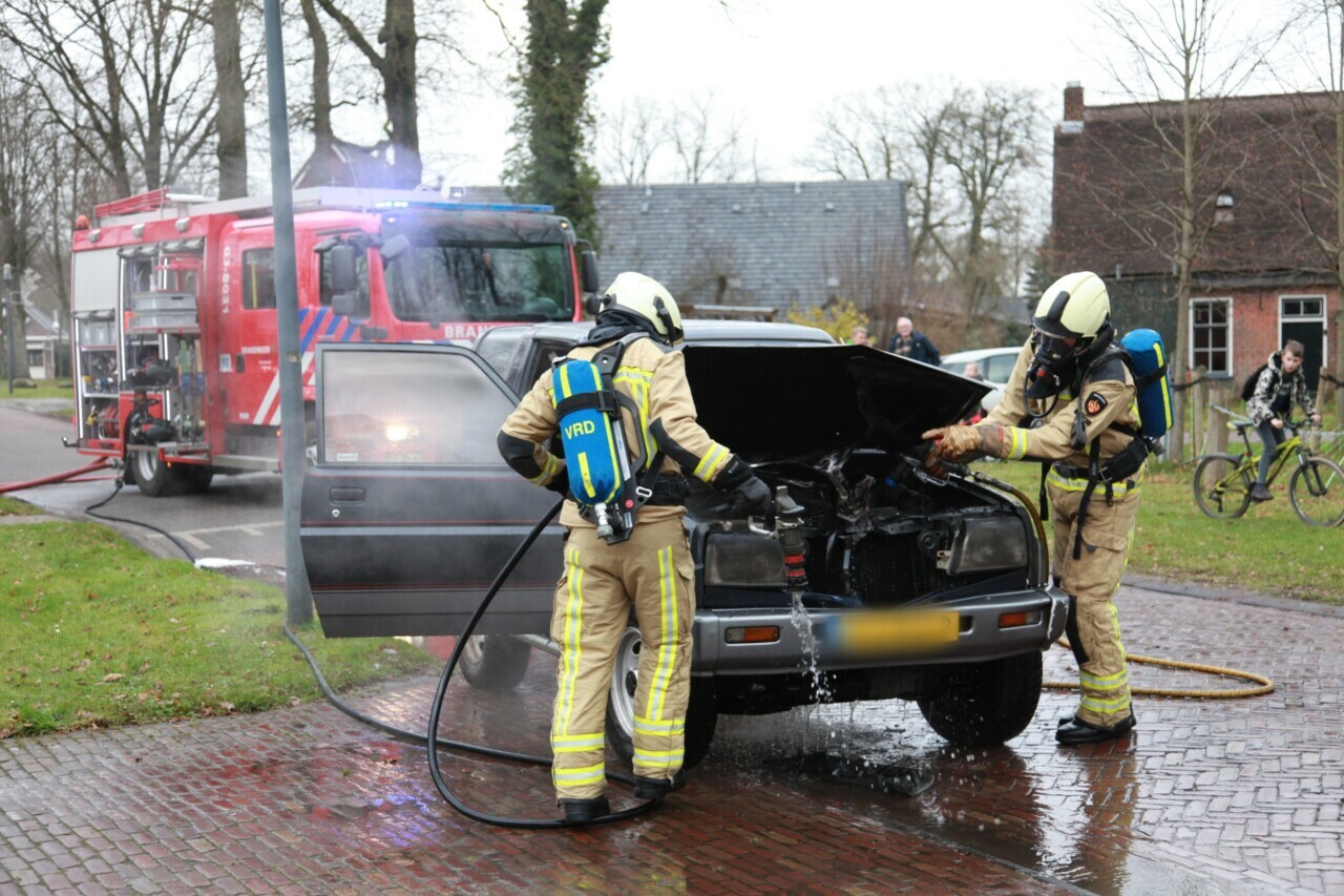 Proefrit eindigt in malaise; auto verwoest door brand