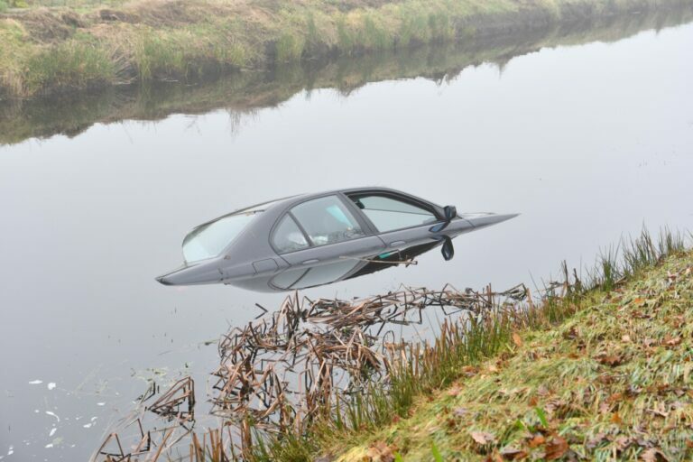 Bestuurster belandt met auto in vaart in Haulerwijk