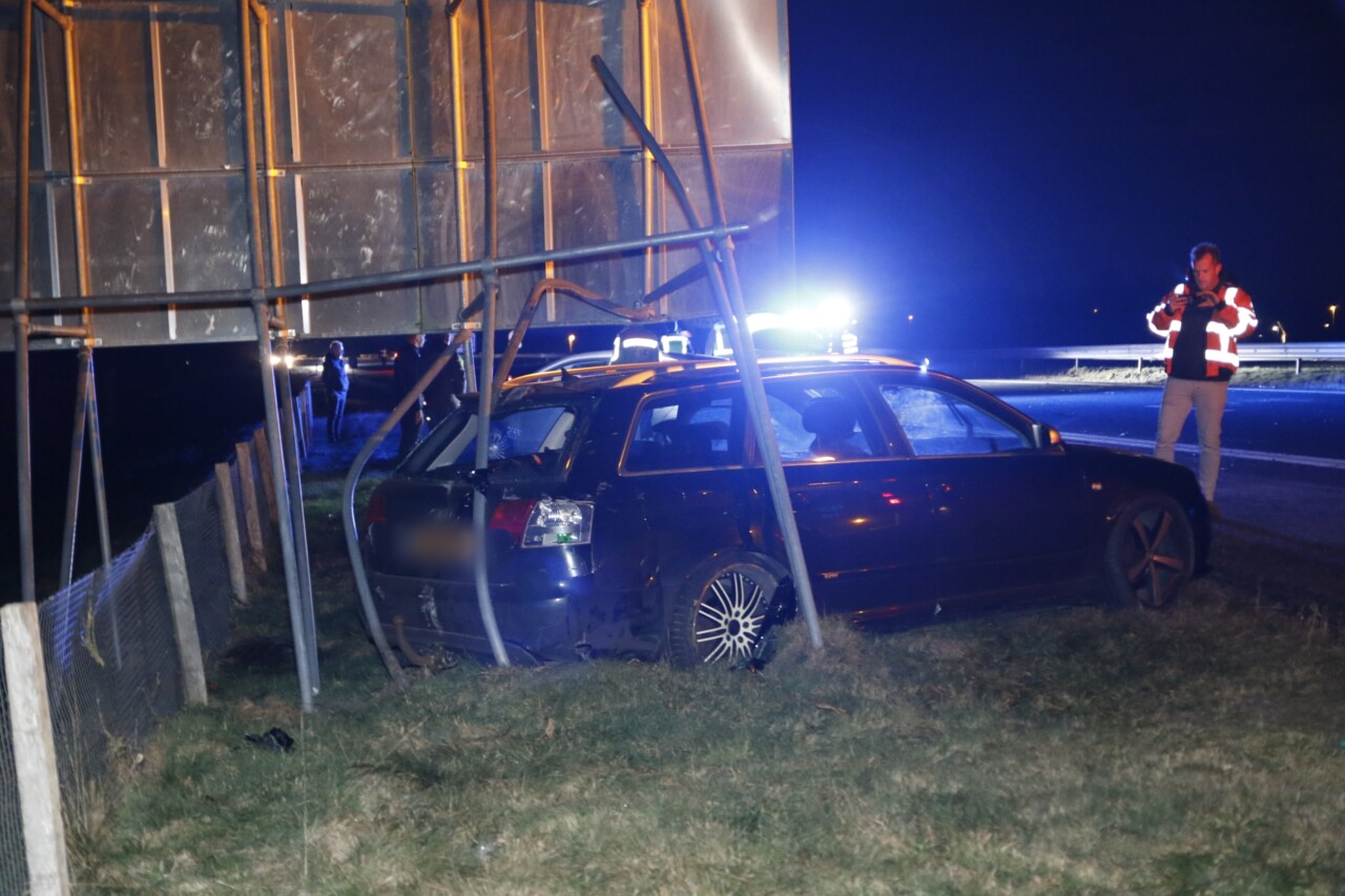 Drie auto’s botsen op afrit A37 in Klazienaveen