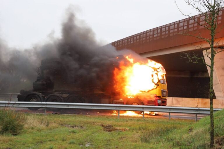 Vrachtwagen uitgebrand Sintrale As bij Hurdegaryp (video)