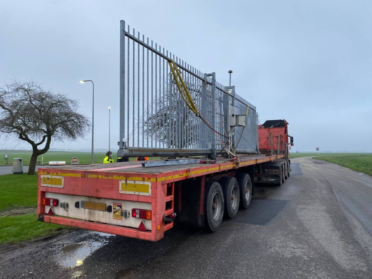 Twaalf auto’s beschadigd door verloren lading van vrachtwagen op A7