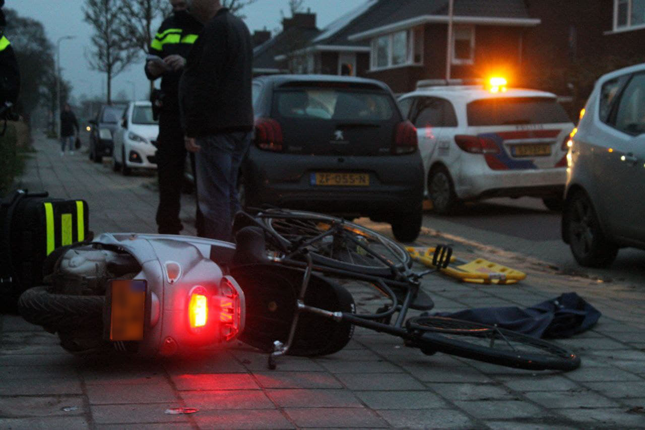 Fietsster in botsing met scooterrijder in Dokkum