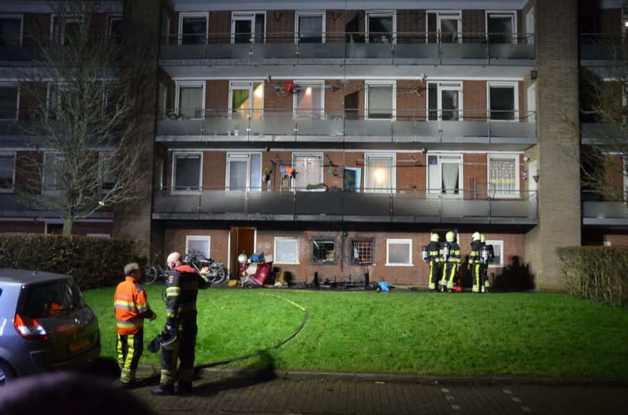 Meerdere woningen ontruimd na brand onder balkon in Leeuwarden