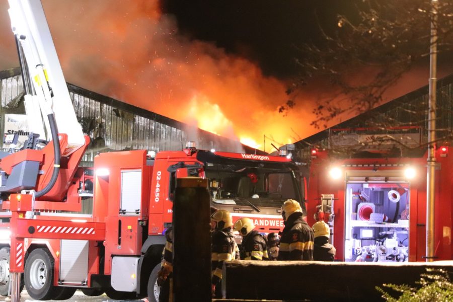 Mogelijk asbest vrijgekomen bij grote brand in Pingjum (video)
