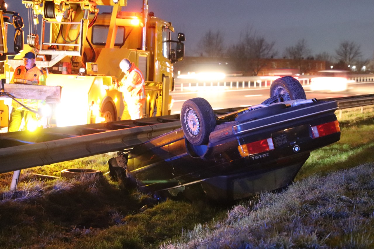 Auto belandt op de kop naast vangrail op N7 bij Sneek