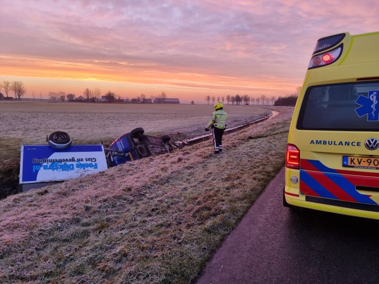 Auto met aanhanger van de weg door gladheid bij Anjum