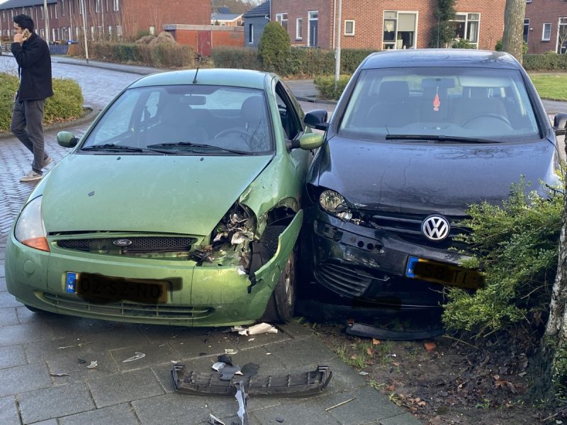 Voertuigen botsen op kruising in Assen