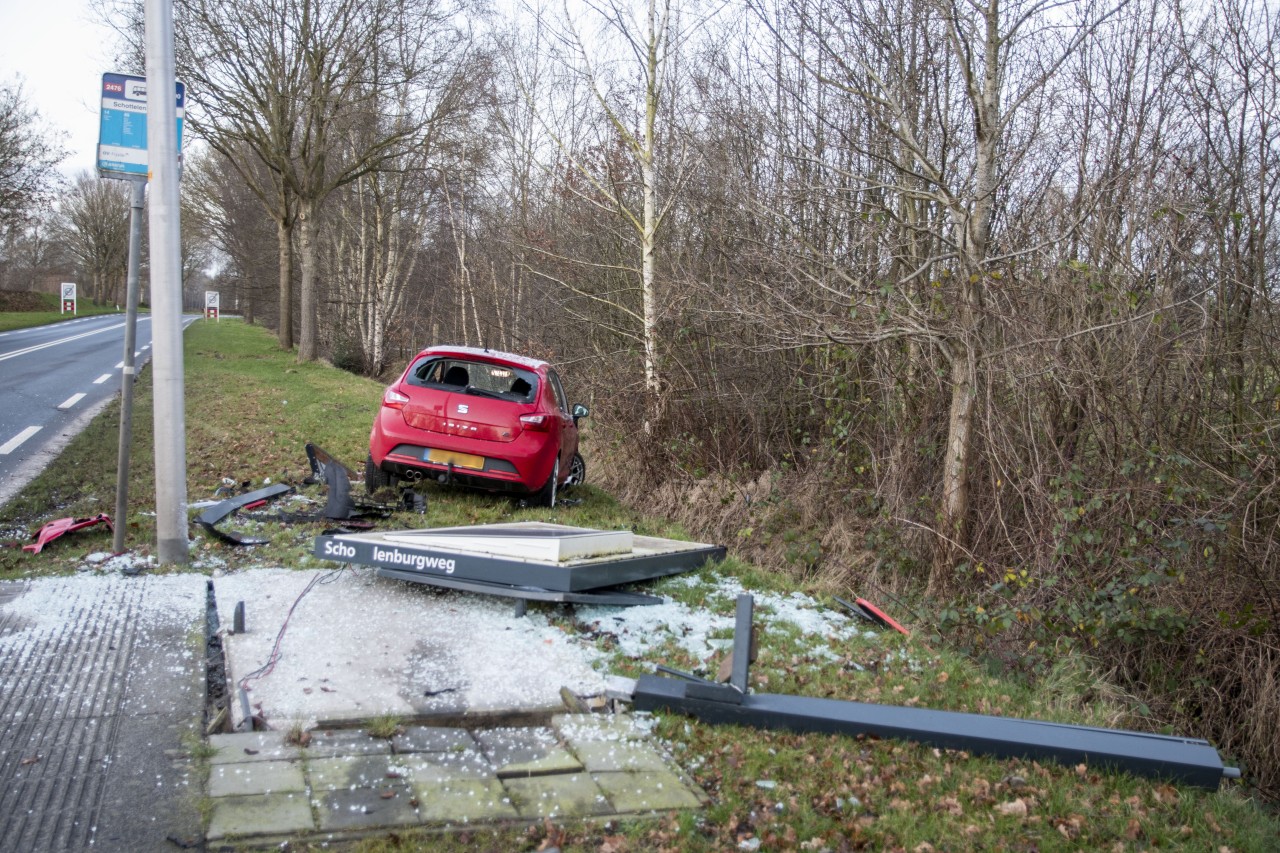 Auto rijdt bushokje omver in Oosterwolde