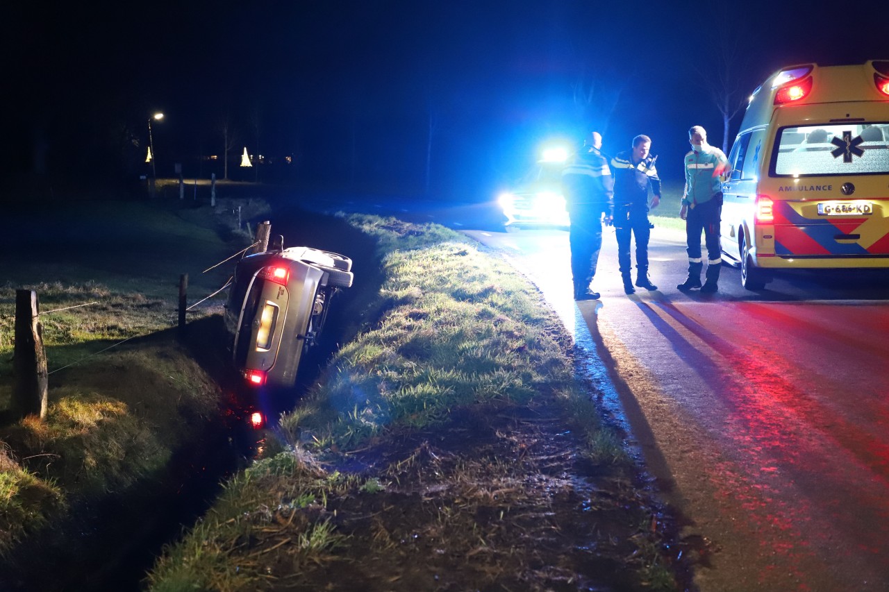 Auto belandt op zijn kant in sloot in Veeningen