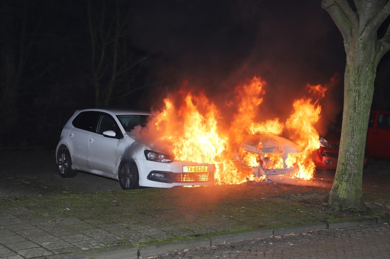 Auto’s verwoest door autobranden in Assen en Hoogeveen (video)