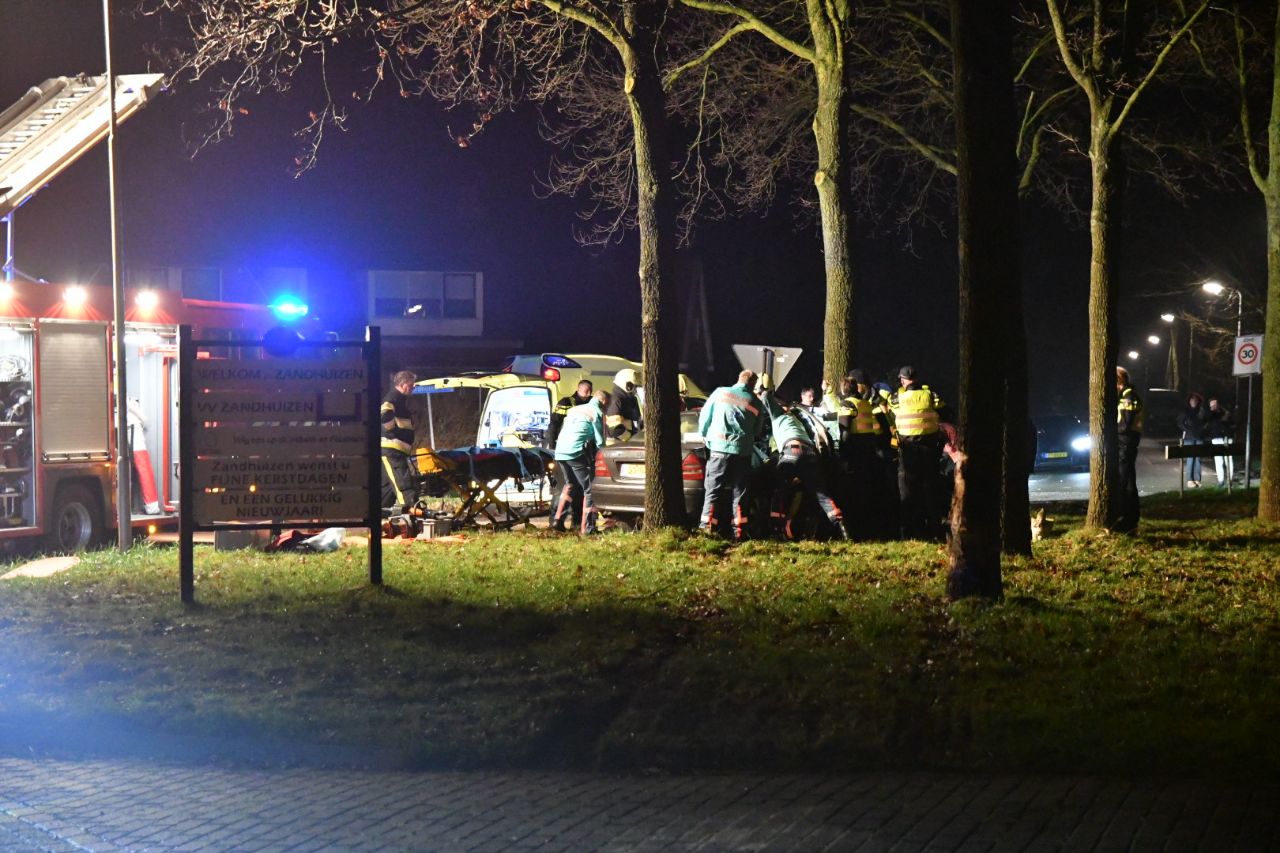 Automobilist zwaargewond door verkeersongeval in Zandhuizen