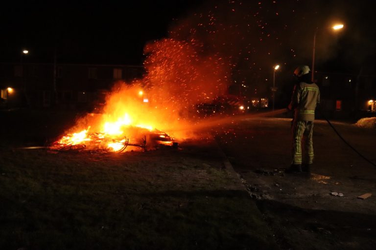 Brandweer blust afvalbrand in Hoogeveen