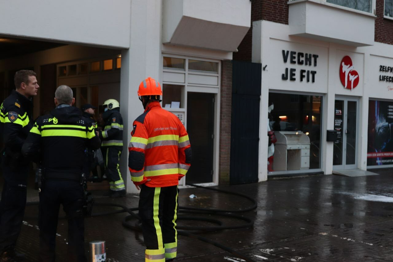 Brand in portiekwoning in Heerenveen; bewoners staan in onderbroek buiten