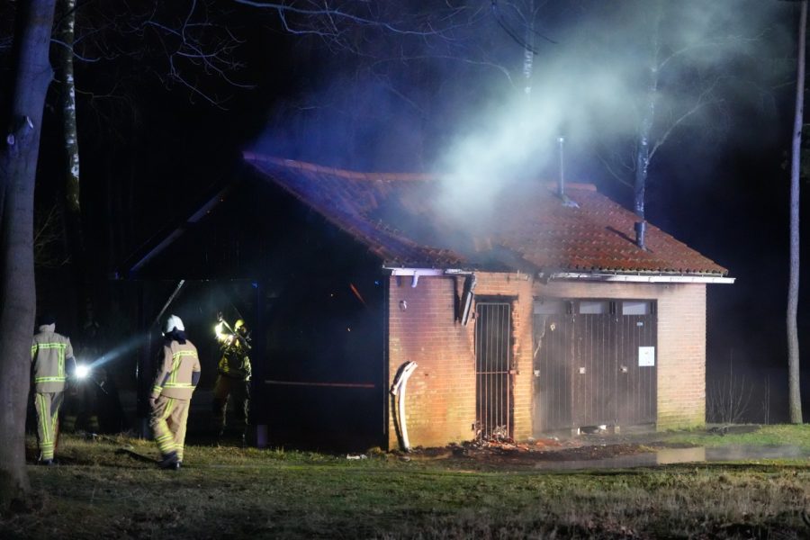 Brand in toiletgebouw bij Kibbelkoele in Sleen