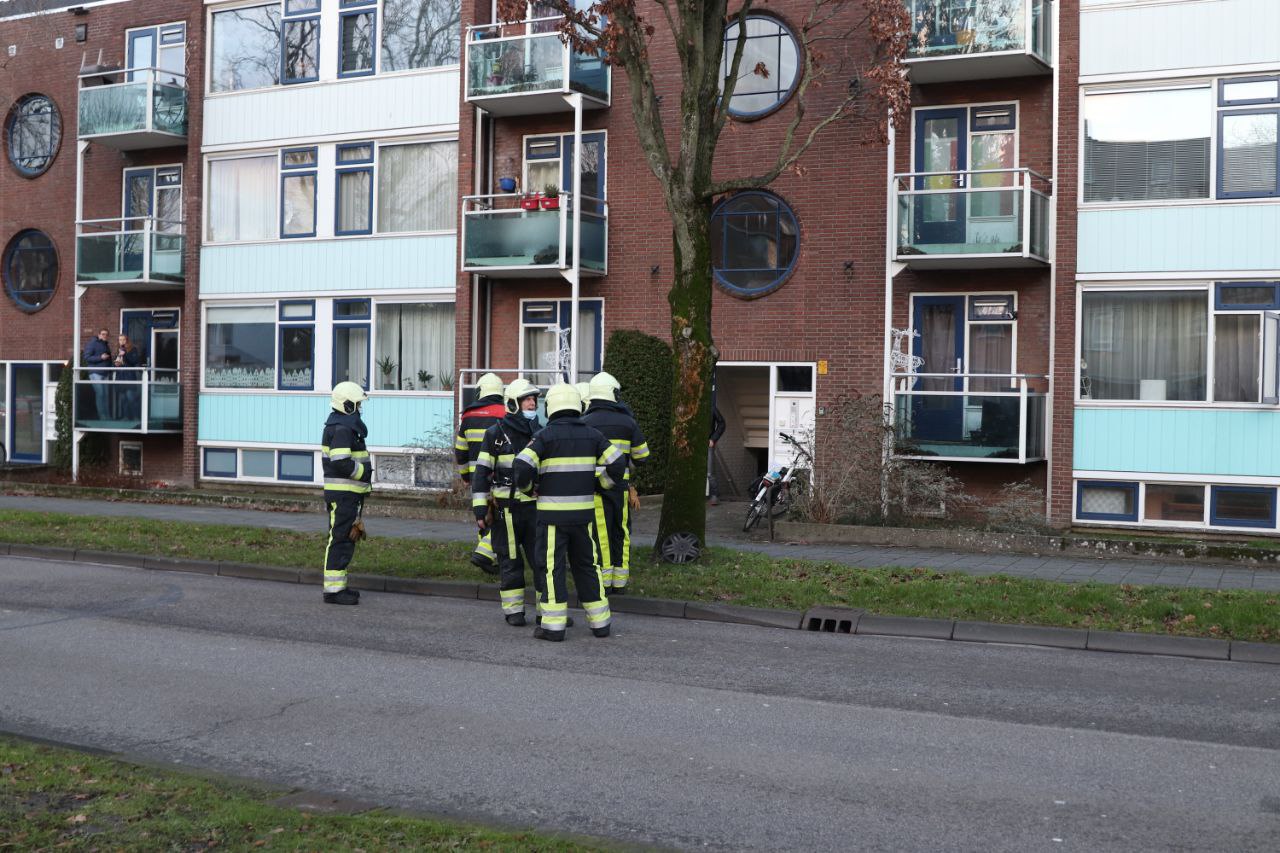 Brandweer en politie rukken uit voor gaslucht in keldercompartiment in Heerenveen