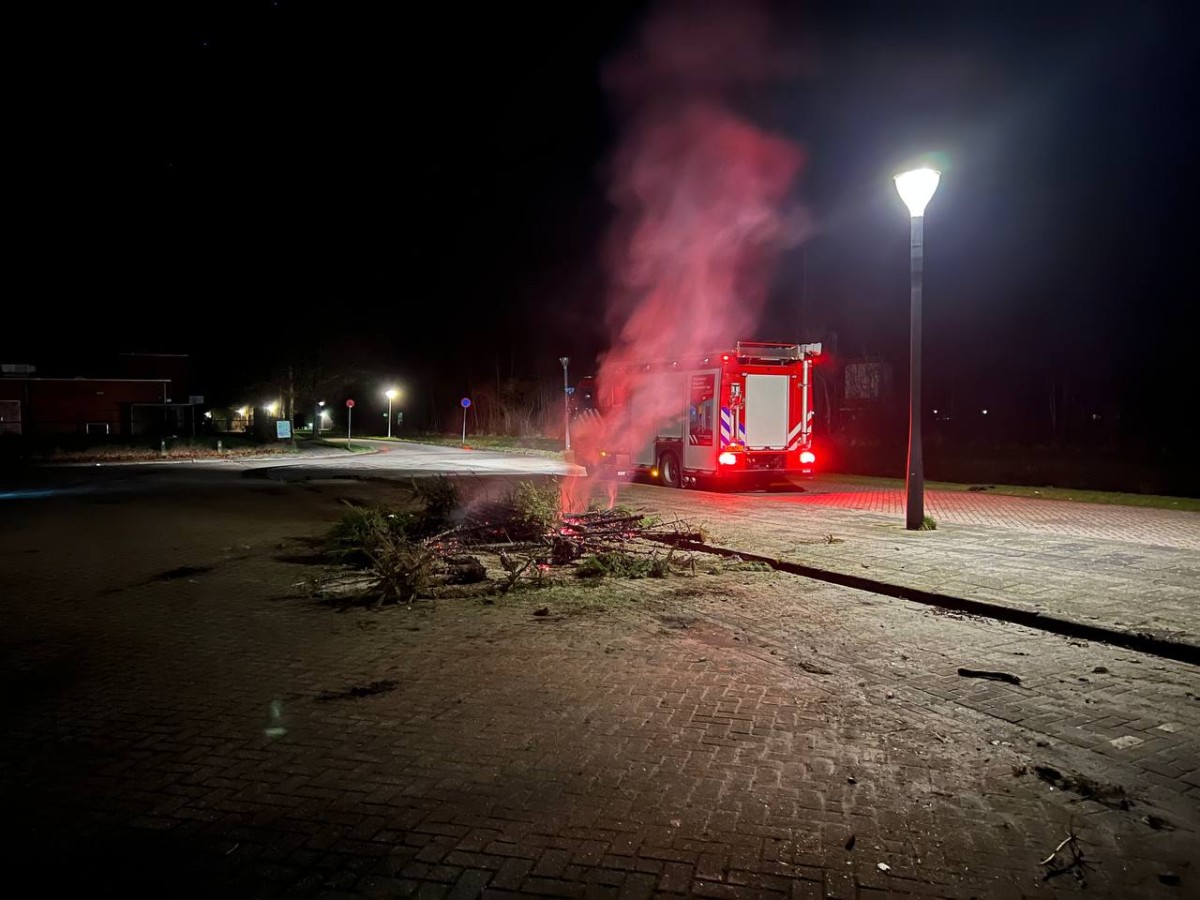 Hoop brandende kerstbomen laat brandweer uitrukken in De Westereen