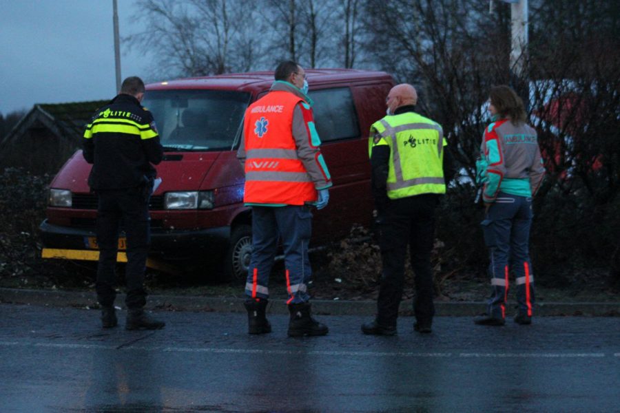 Bestelbus gaat rechtdoor over de rotonde en ramt bewegwijzering in Hoogezand
