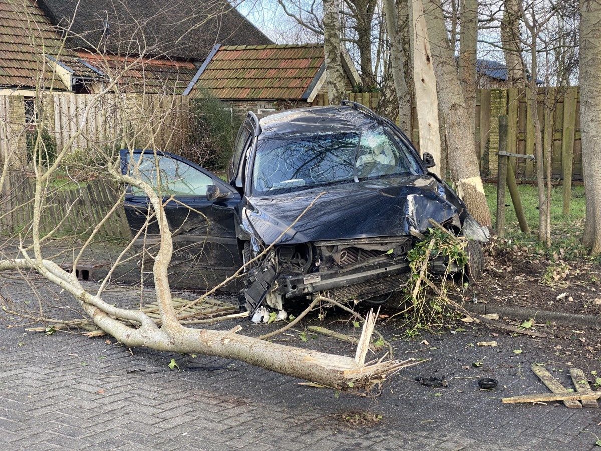 Auto met inbrekers crasht na achtervolging in Rottevalle (video)