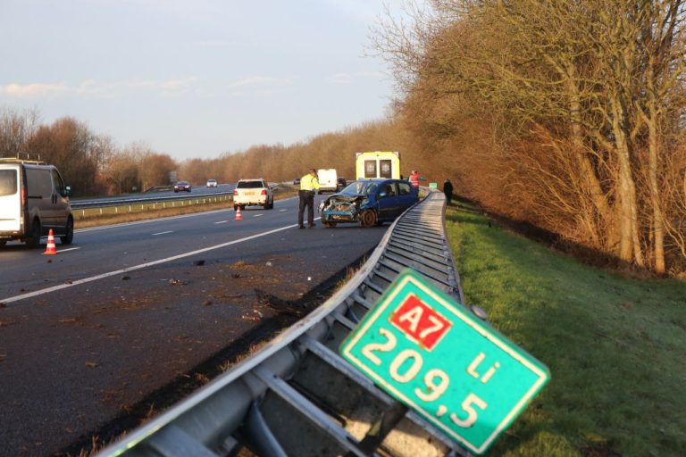 Auto botst tegen vangrail op A7 bij Scharmer