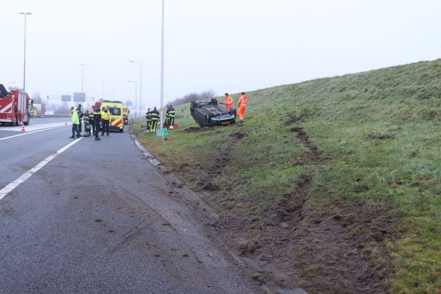 Auto belandt op de kop naast oprit van A32 bij Heerenveen