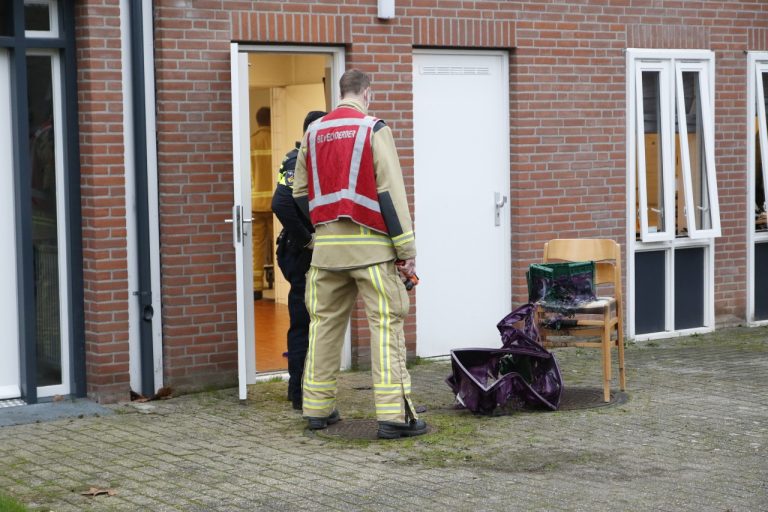 Plastic kratten in brand bij woonzorg in Emmen