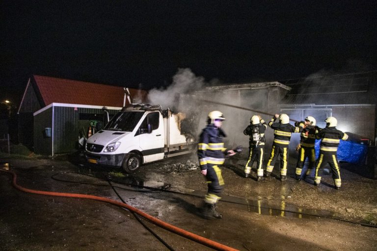 Bakwagen volledig uitgebrand in Eastermar