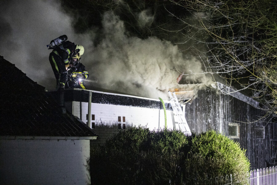 Veel rook bij forse woningbrand in Rottevalle (video)