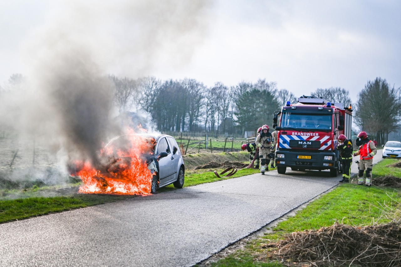Auto totaal verwoest na brand in Kolham