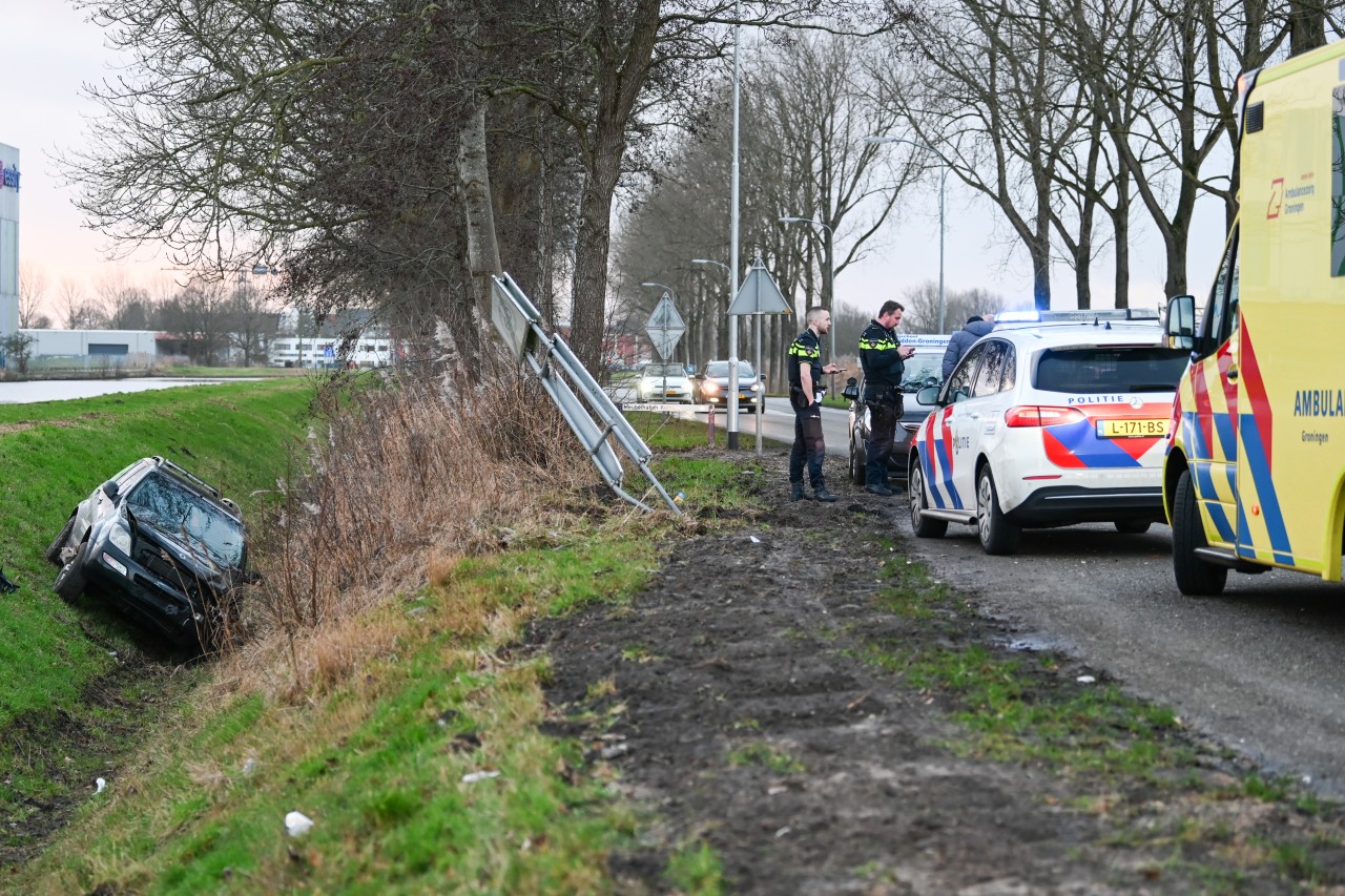 Auto belandt in greppel in Kolham
