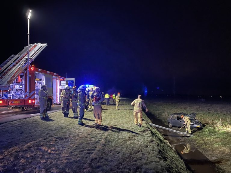 Auto belandt in weiland naast N374 bij Buinen