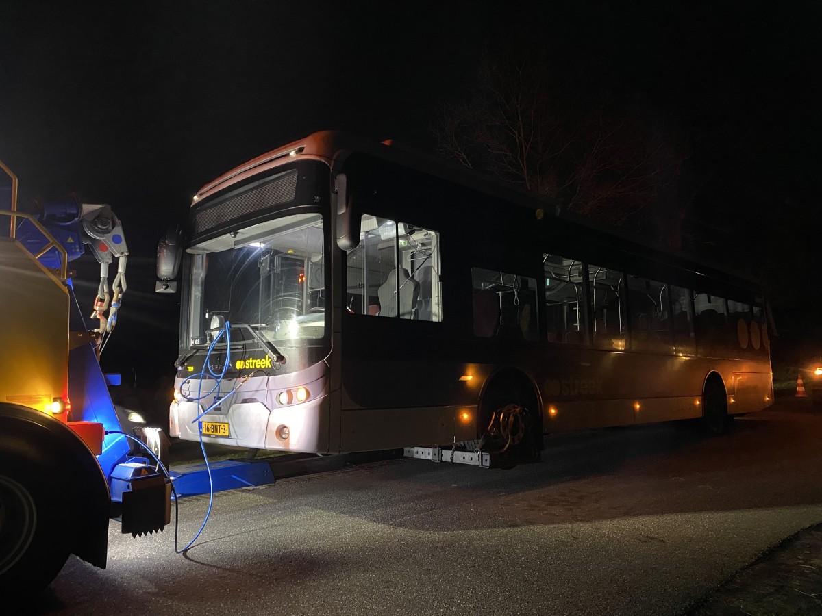 Elektrische lijnbus strandt in Frieschepalen