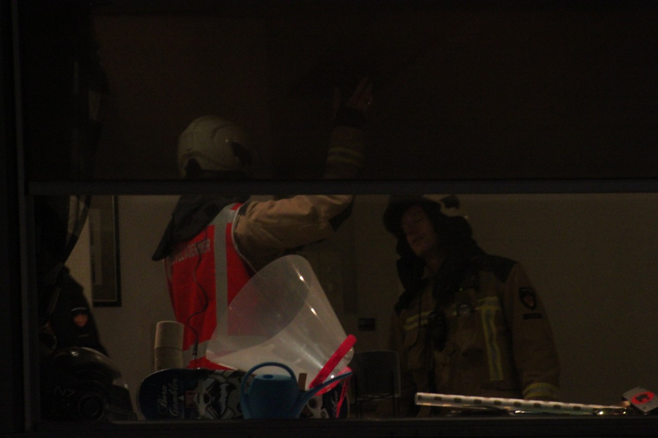 Plafond begeeft het in woning Assen; twee woningen ontruimd