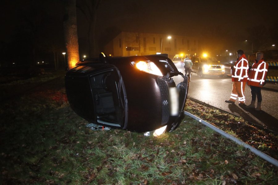 Auto ramt lantaarnpaal en belandt op zijkant tegen boom