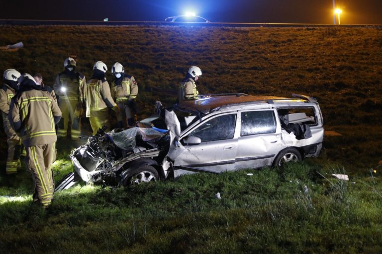 Gewonde en forse schade bij verkeersongeval op N34 bij Holsloot