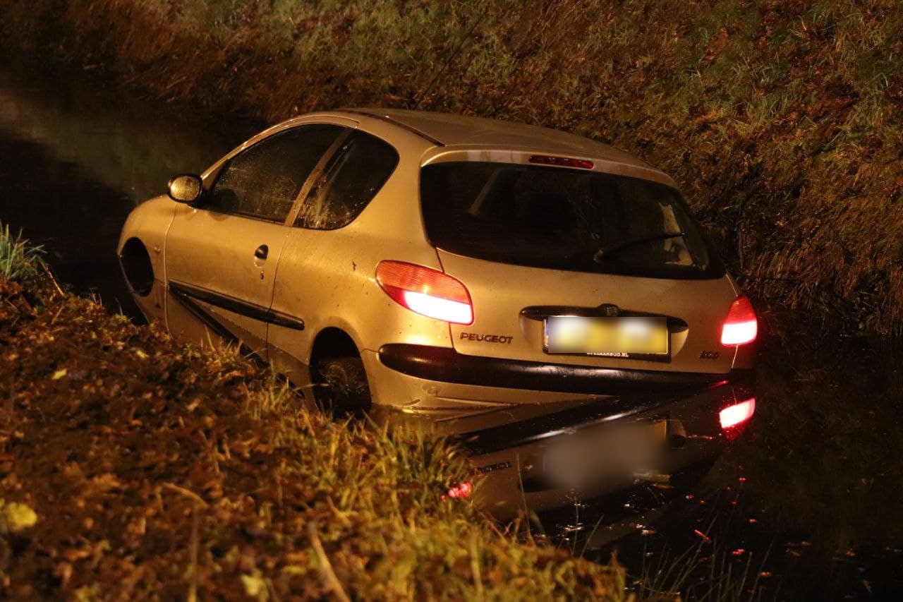 Auto belandt in de sloot naast afrit A32 bij Heerenveen