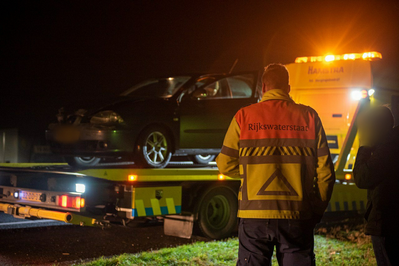 Auto botst op vangrail op de N33 bij Veendam