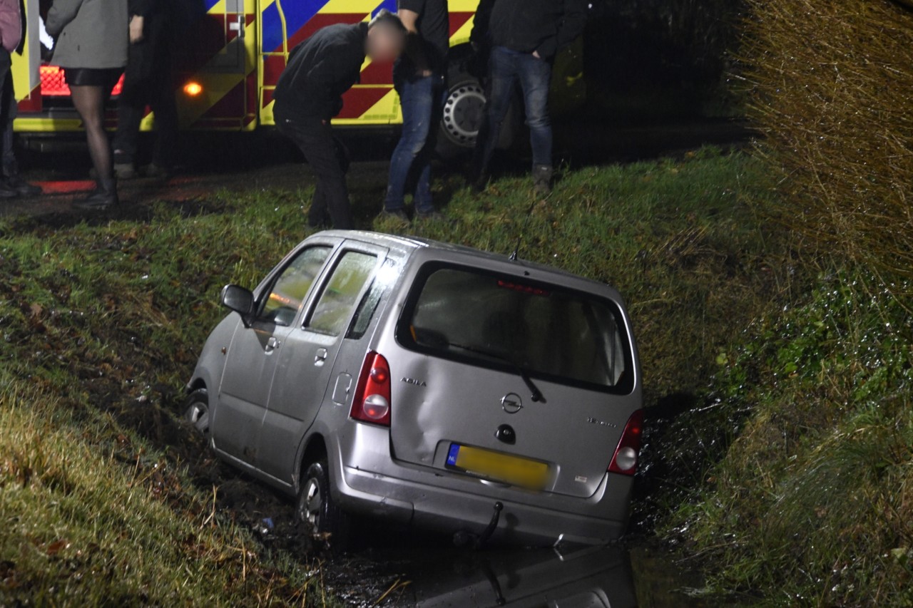 Automobilist raakt met auto van de weg en eindigt in sloot bij Grootegast