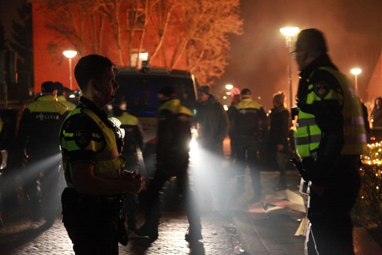 Man rijdt vol gas langs vreugdevuur, rijdt kind aan en vlucht in Groningen