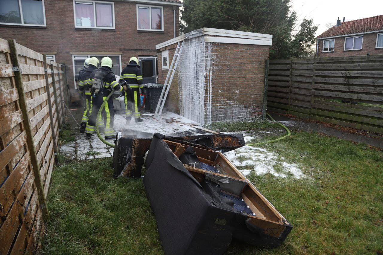 Brandend bankstel veroorzaakt brand onder dak van bijkeuken in Drachten