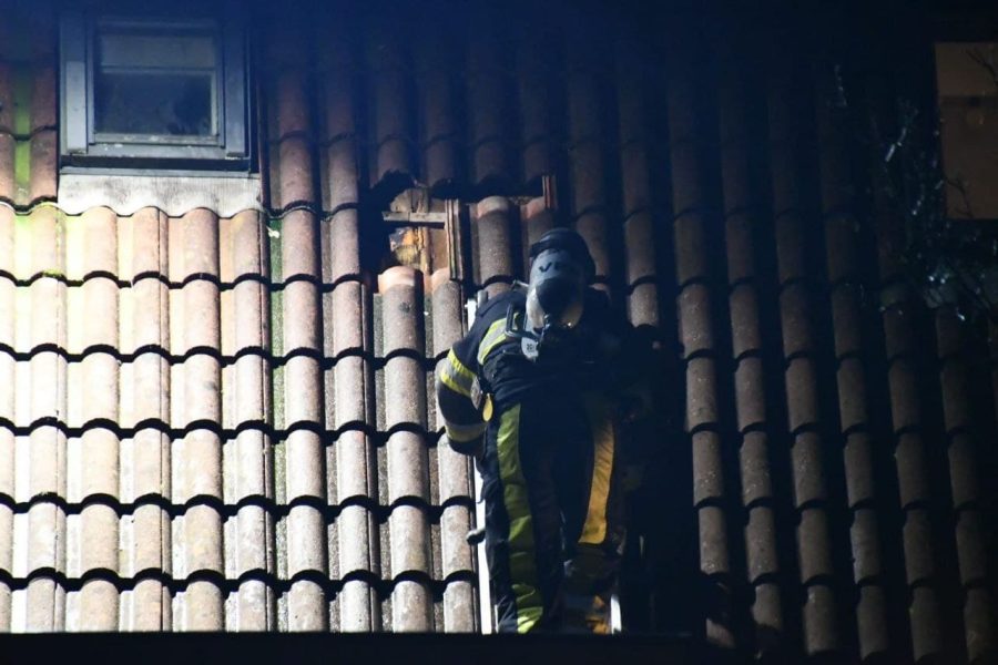 Vuurwerk belandt onder dak in Harlingen; brandweer ingezet