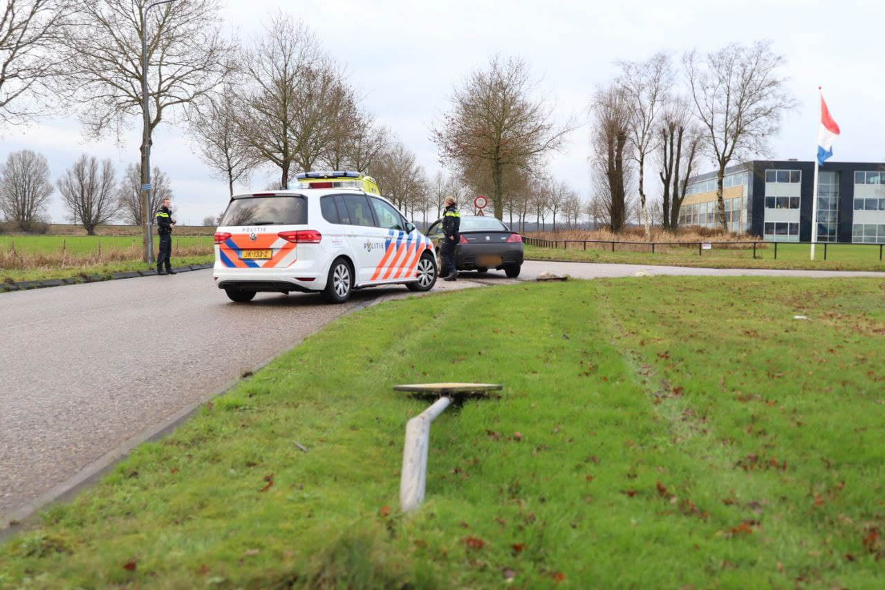 Auto belandt in berm, ramt verkeersbord en komt tot stilstand op de weg in Heerenveen