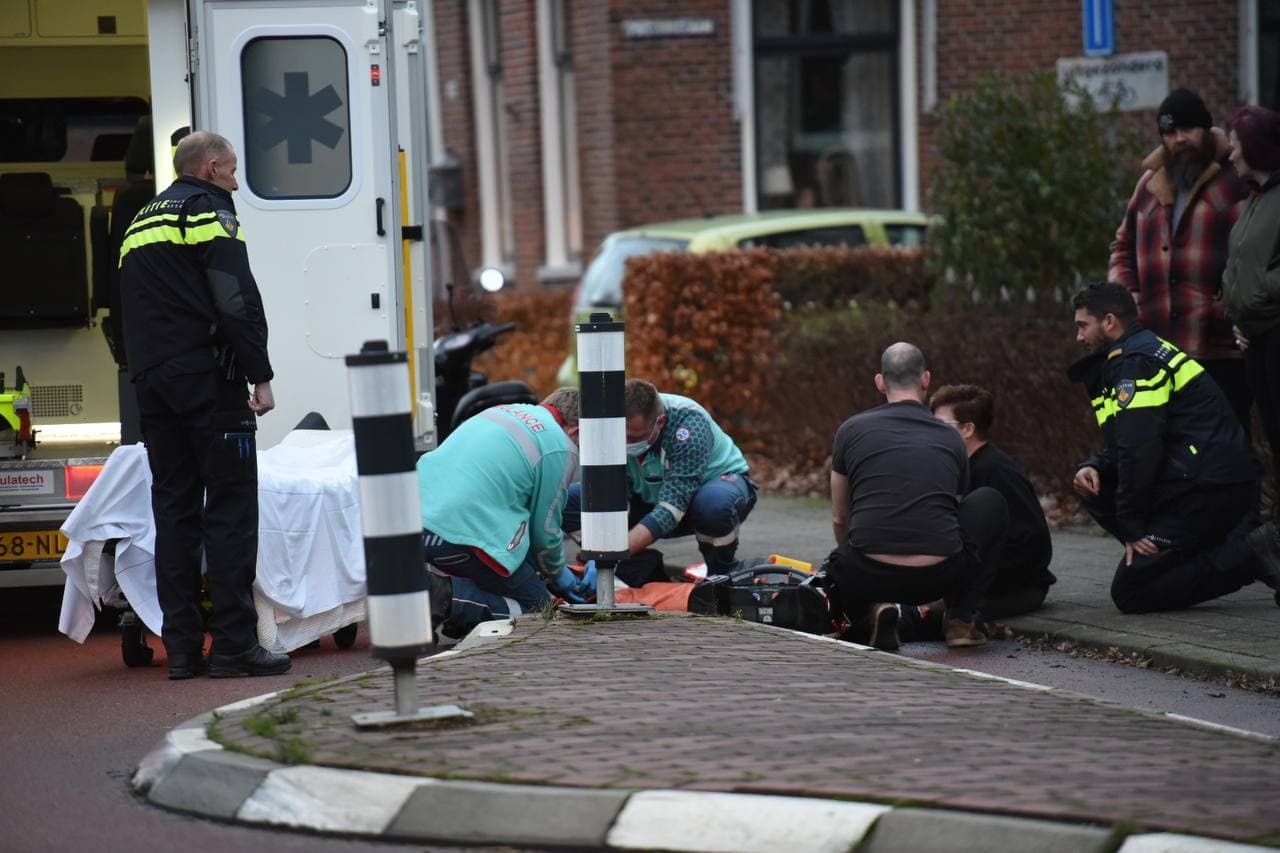 Scooterrijder en voetganger botsen in Beerta: Jongeman loopt beenletsel op