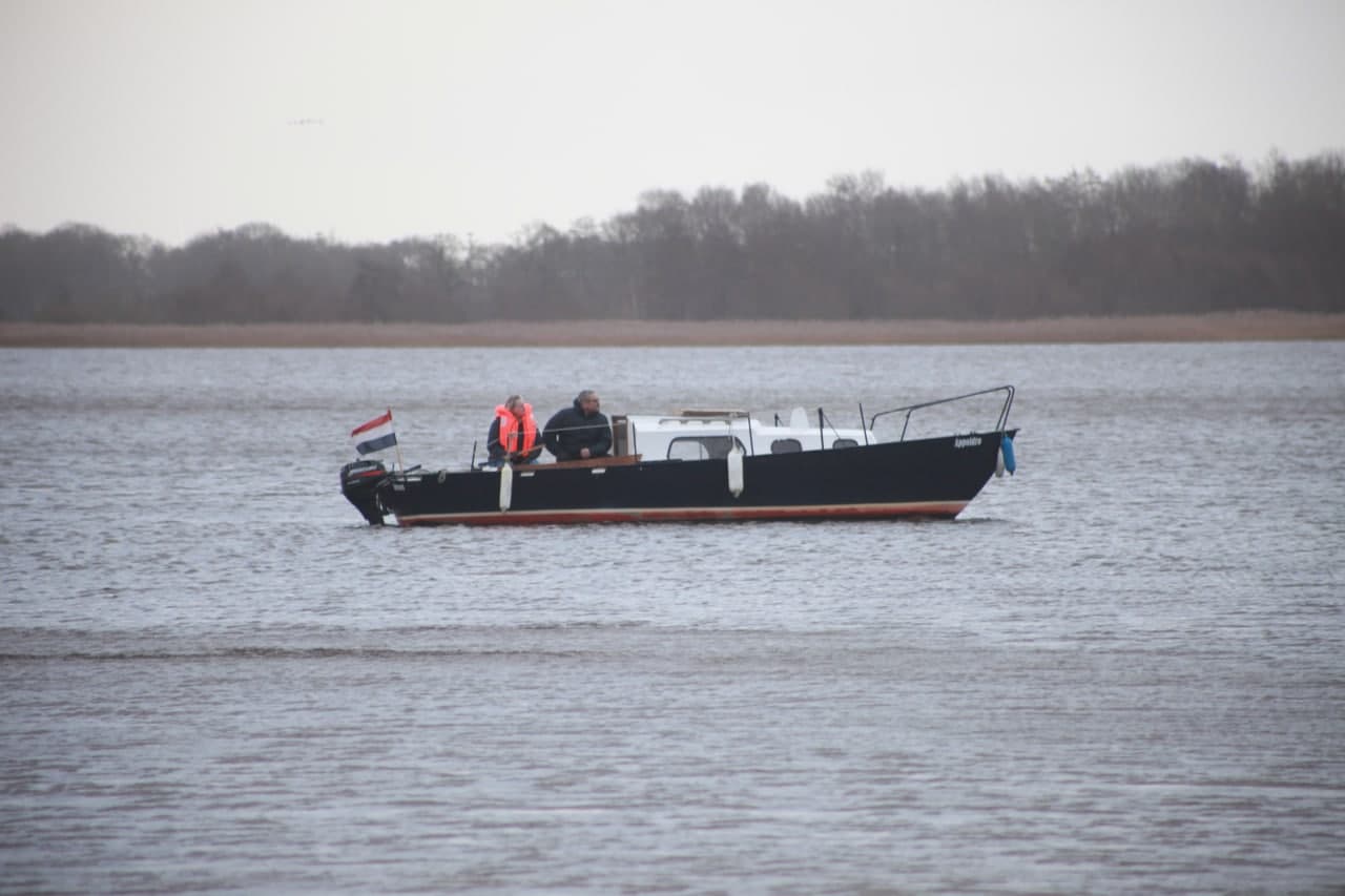 Boot loopt vast op Zuidlaardermeer, brandweer krijgt boot niet los